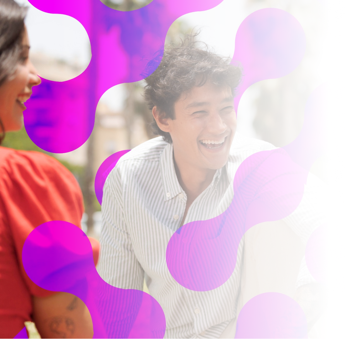 Homem sorrindo com criança